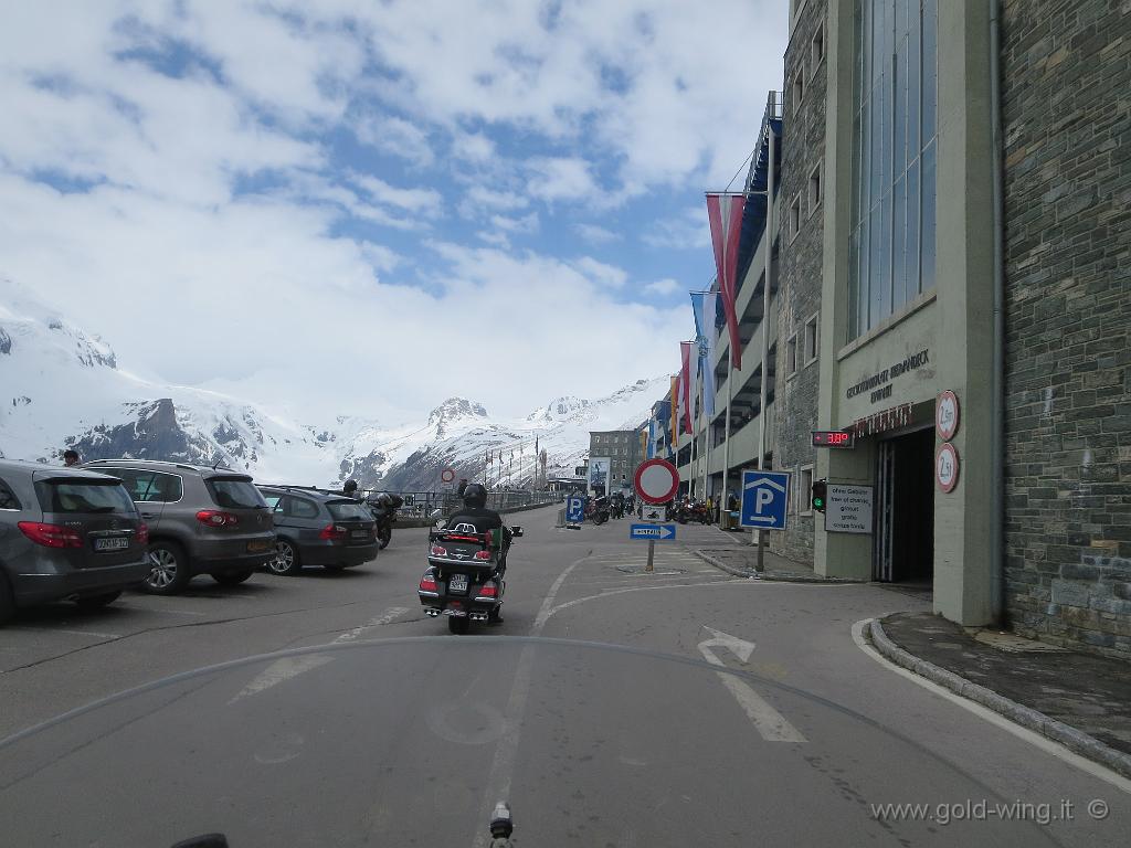 IMG_0173.JPG - Arrivo al Kaiser-Franz-Josefs-Höhe (Quota Imperatore Francesco Giuseppe) (m 2.369), di fronte al Grossglockner (m 3.798) e il ghiacciaio del Pasterze