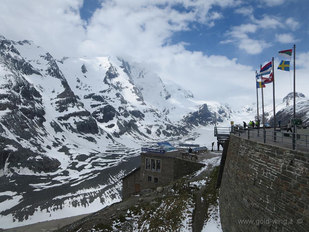 IMG_0177.JPG - Kaiser-Franz-Josefs-Höhe (Quota Imperatore Francesco Giuseppe) (m 2.369), di fronte al Grossglockner (m 3.798) e il ghiacciaio del Pasterze