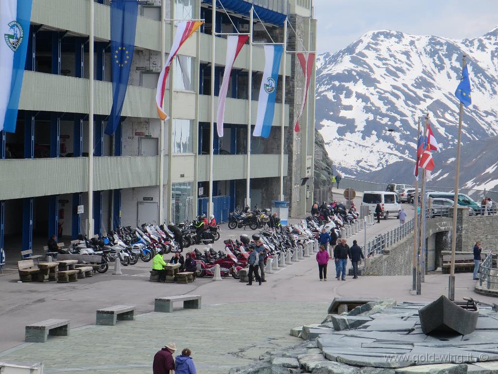 IMG_0209.JPG - La piazza Parco Nazionale, (m 2.369), di fronte al Grossglockner (m 3.798) e il ghiacciaio del Pasterze