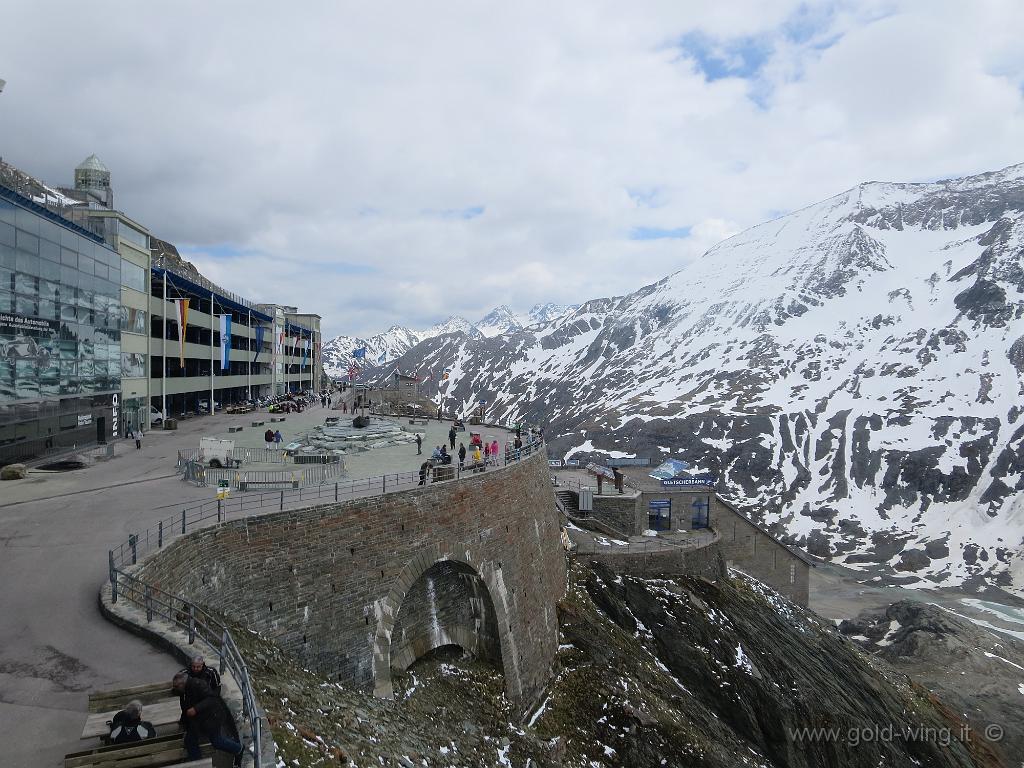 IMG_0210.JPG - La piazza Parco Nazionale, (m 2.369), di fronte al Grossglockner (m 3.798) e il ghiacciaio del Pasterze