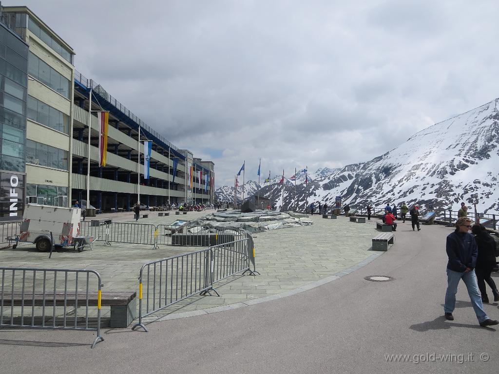 IMG_0220.JPG - La piazza Parco Nazionale, (m 2.369), di fronte al Grossglockner (m 3.798) e il ghiacciaio del Pasterze