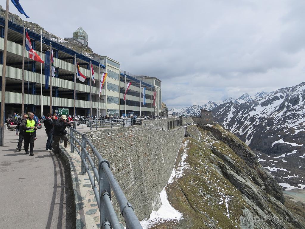 IMG_0221.JPG - La piazza Parco Nazionale, (m 2.369), di fronte al Grossglockner (m 3.798) e il ghiacciaio del Pasterze