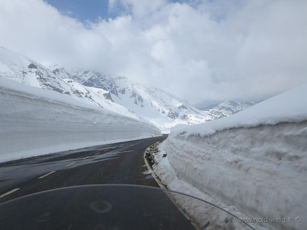 IMG_0270.JPG - Discesa (versante nord) dall'Hochtor Pass (m 2.504)