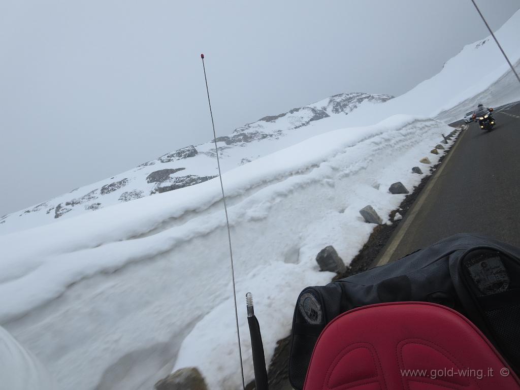 IMG_0272.JPG - Discesa (versante nord) dall'Hochtor Pass (m 2.504): due 1800 mi seguono