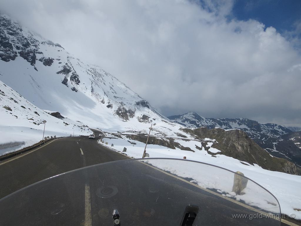 IMG_0275.JPG - Discesa (versante nord) dall'Hochtor Pass (m 2.504): di fronte si vede l'Edelweiss (m 2.571)