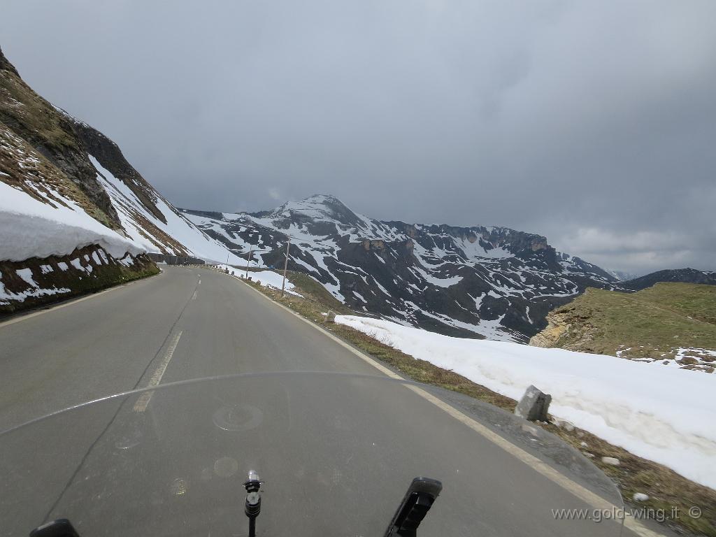 IMG_0277.JPG - Discesa (versante nord) dall'Hochtor Pass (m 2.504): di fronte si vede l'Edelweiss (m 2.571)