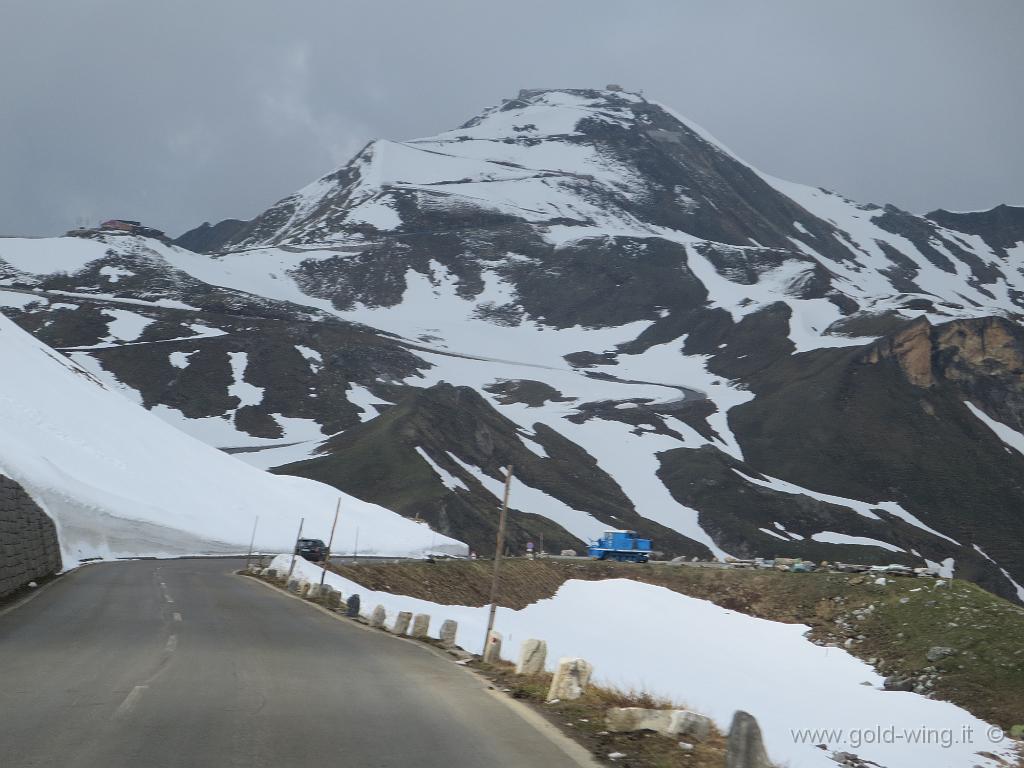 IMG_0279.JPG - Discesa (versante nord) dall'Hochtor Pass (m 2.504): di fronte si vede l'Edelweiss (m 2.571)