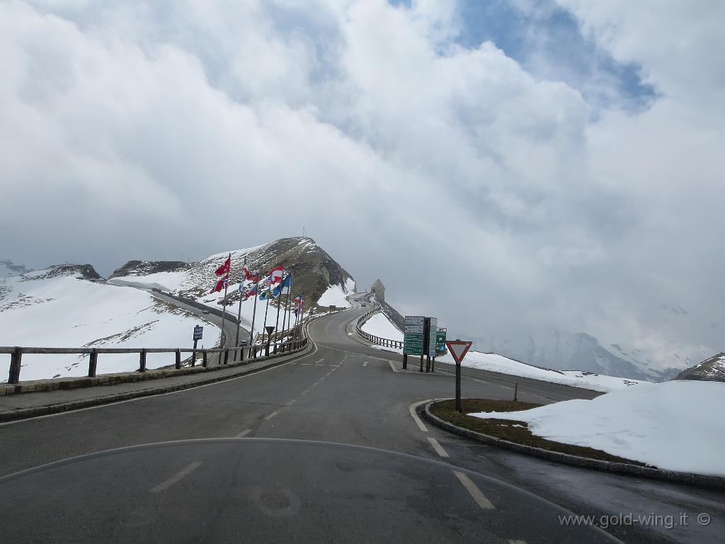 IMG_0322.JPG - Discesa dall'Edelweiss (m 2.571): incrocio con la strada verso l'Hochtor Pass (m 2.504)