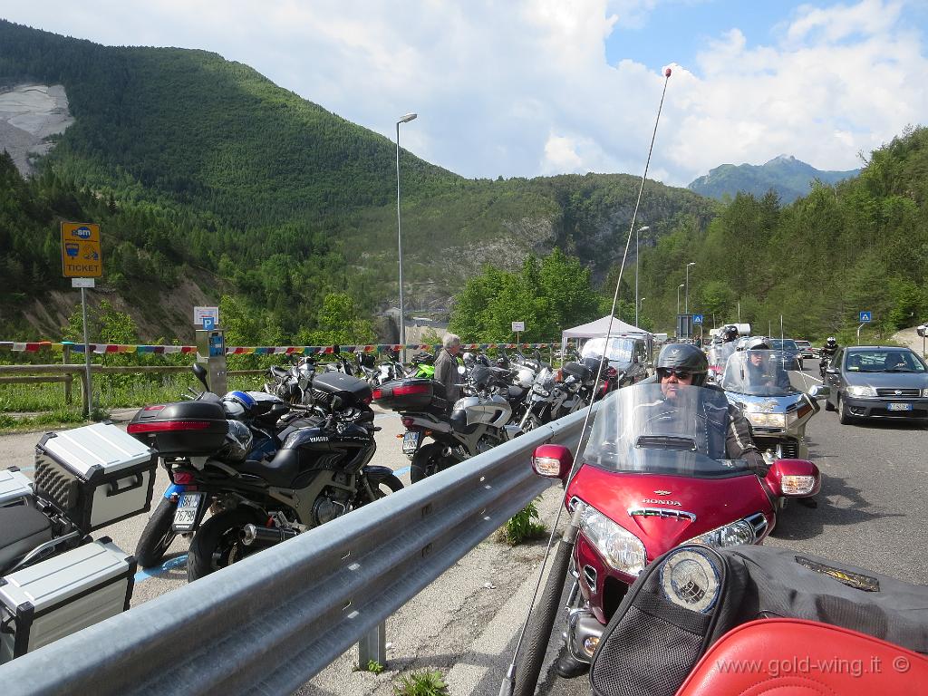 IMG_0450.JPG - Cerchiamo di entrare nel parcheggio presso la diga del Vajont (PN)