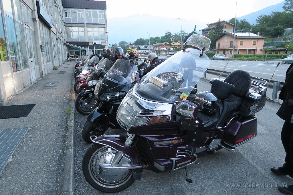 IMG_0023.JPG - Aosta: le moto schierate di fronte al concessionario Motor America