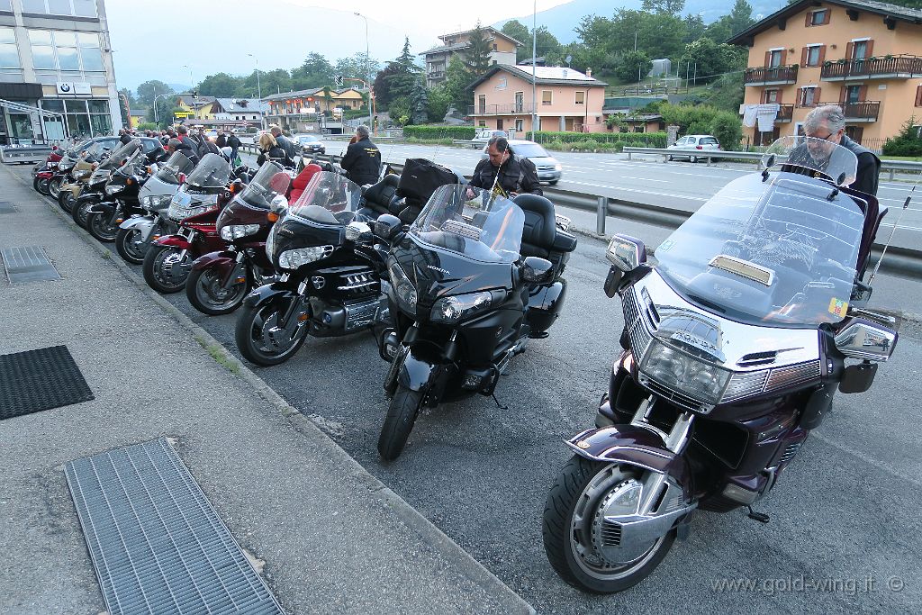 IMG_0026.JPG - Aosta: le moto schierate di fronte al concessionario Motor America