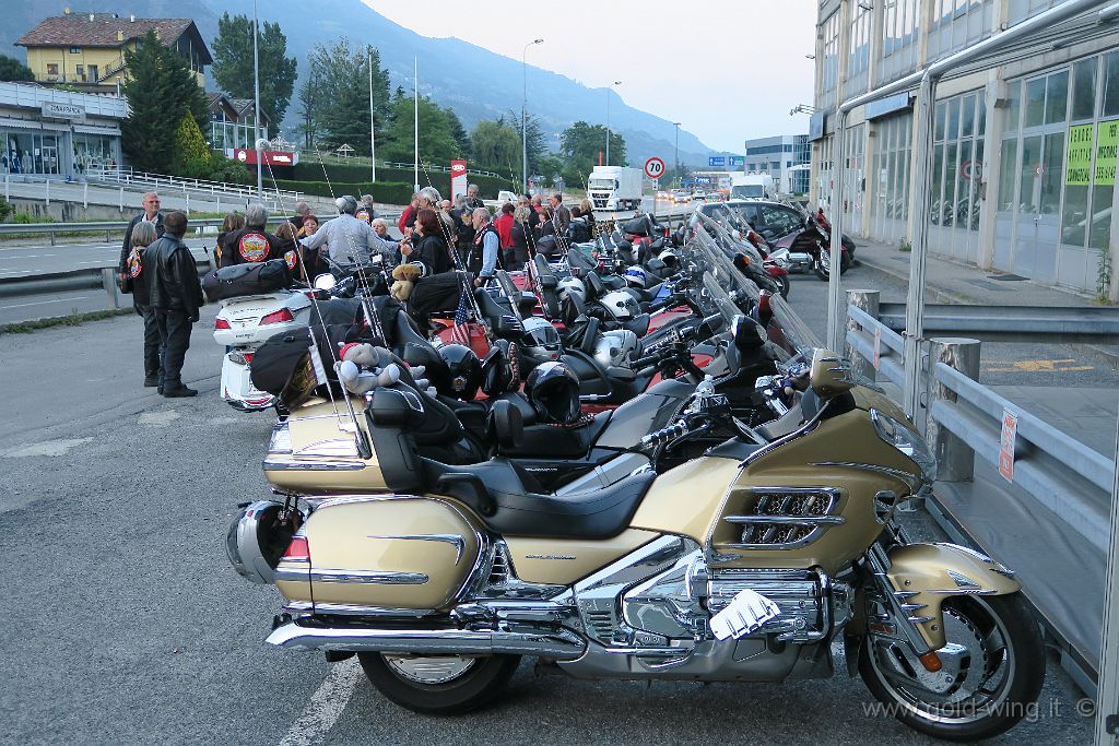 IMG_0029.JPG - Aosta: le moto schierate di fronte al concessionario Motor America