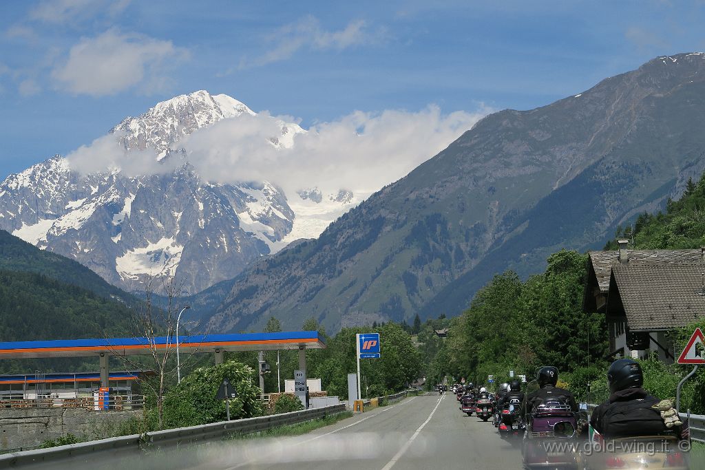 IMG_0568.JPG - Tra Les Combes e Derby: il Monte Bianco (m 4.810)