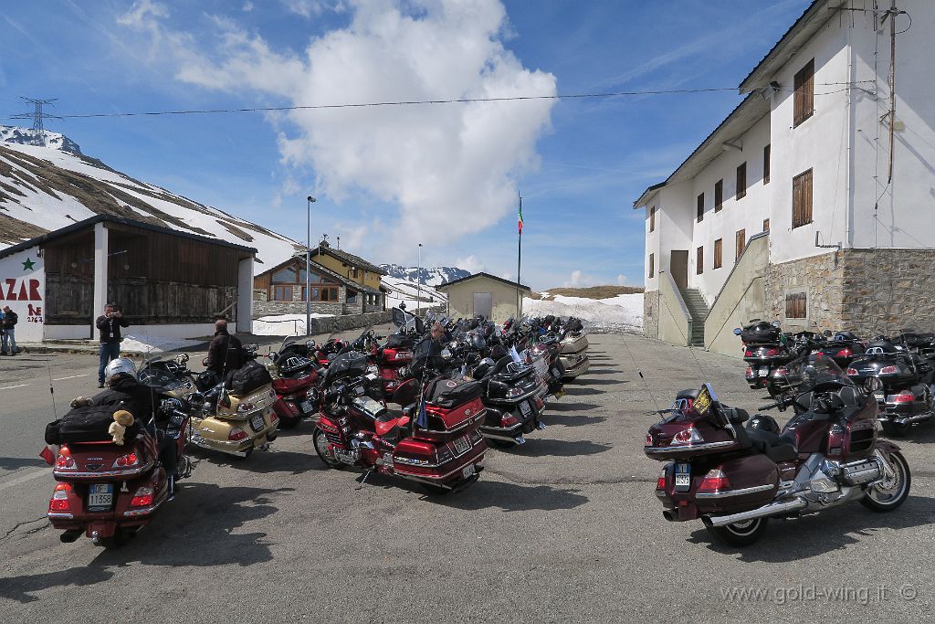 IMG_0062.JPG - Colle del Piccolo San Bernardo (m 2.188). Indovinello: qual è la moto parcheggiata male?