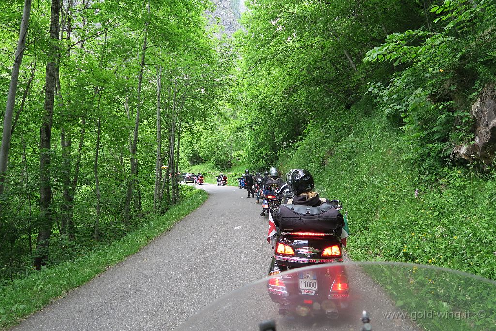 IMG_0151.JPG - Tra Bourg-Saint-Maurice e il Cormet de Roselend (m 1.968): sosta per incidente (auto)