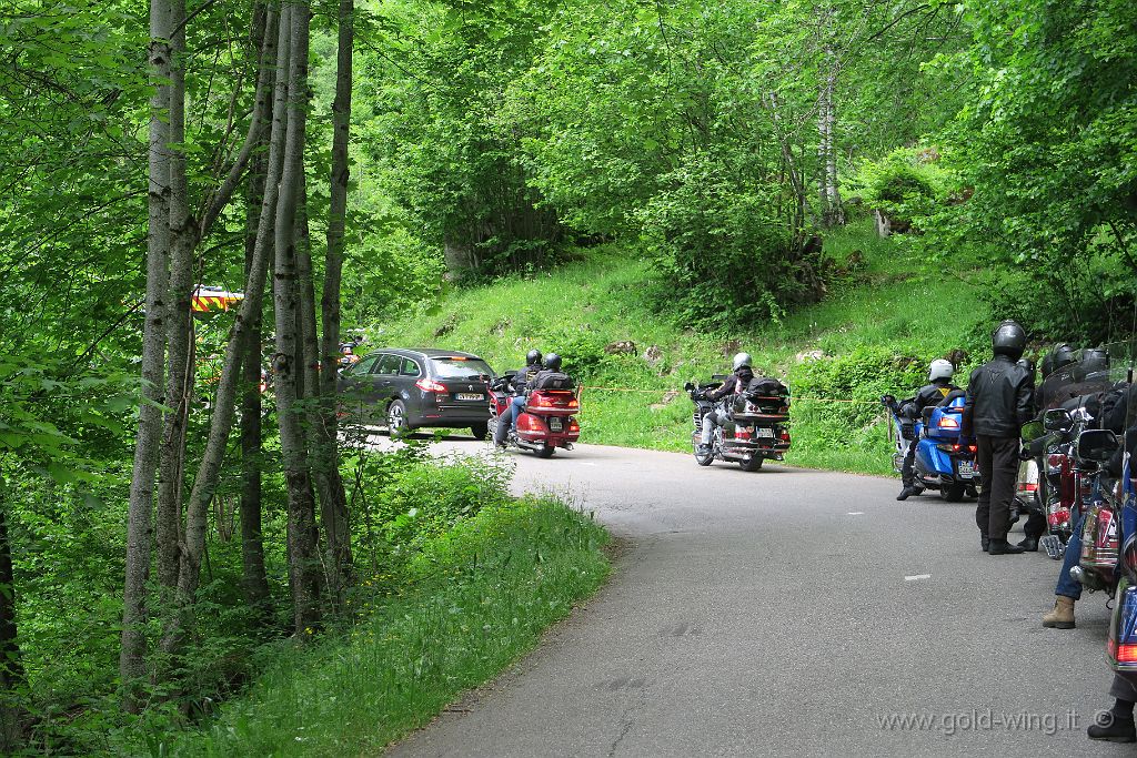 IMG_0152.JPG - Tra Bourg-Saint-Maurice e il Cormet de Roselend (m 1.968): sosta per incidente (auto)