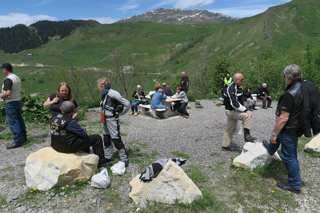 IMG_0227.JPG - Pranzo sul lago di Roselend (m 1.560)