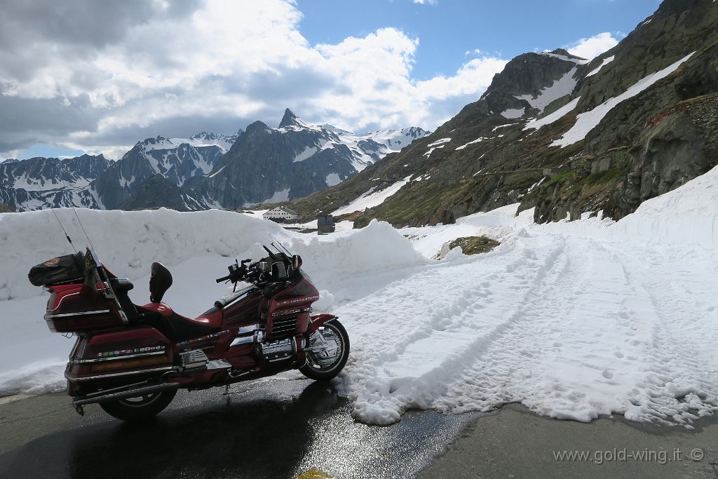 IMG_0356.JPG - Colle del Gran San Bernardo (m 2.473): la discesa verso l'Italia è ancora innevata