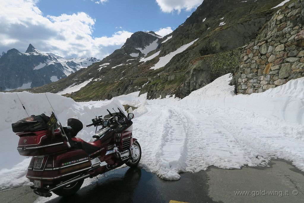 IMG_0357.JPG - Colle del Gran San Bernardo (m 2.473): la discesa verso l'Italia è ancora innevata