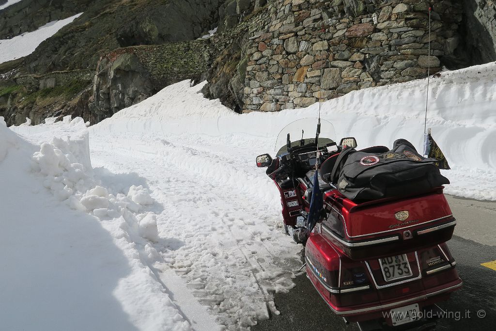 IMG_0358.JPG - Colle del Gran San Bernardo (m 2.473): la discesa verso l'Italia è ancora innevata