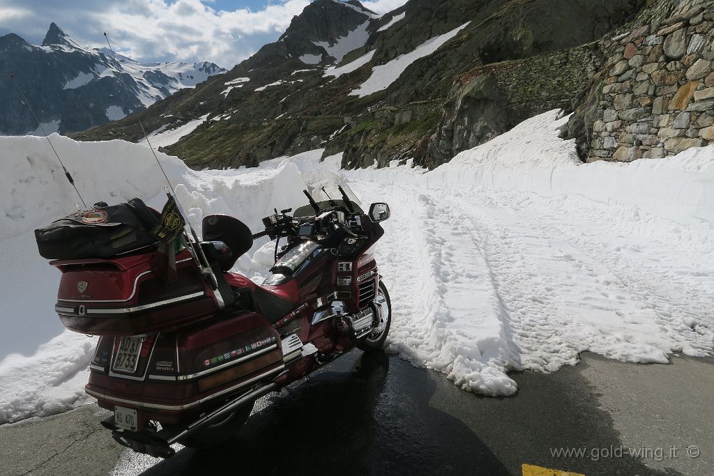 IMG_0359.JPG - Colle del Gran San Bernardo (m 2.473): la discesa verso l'Italia è ancora innevata