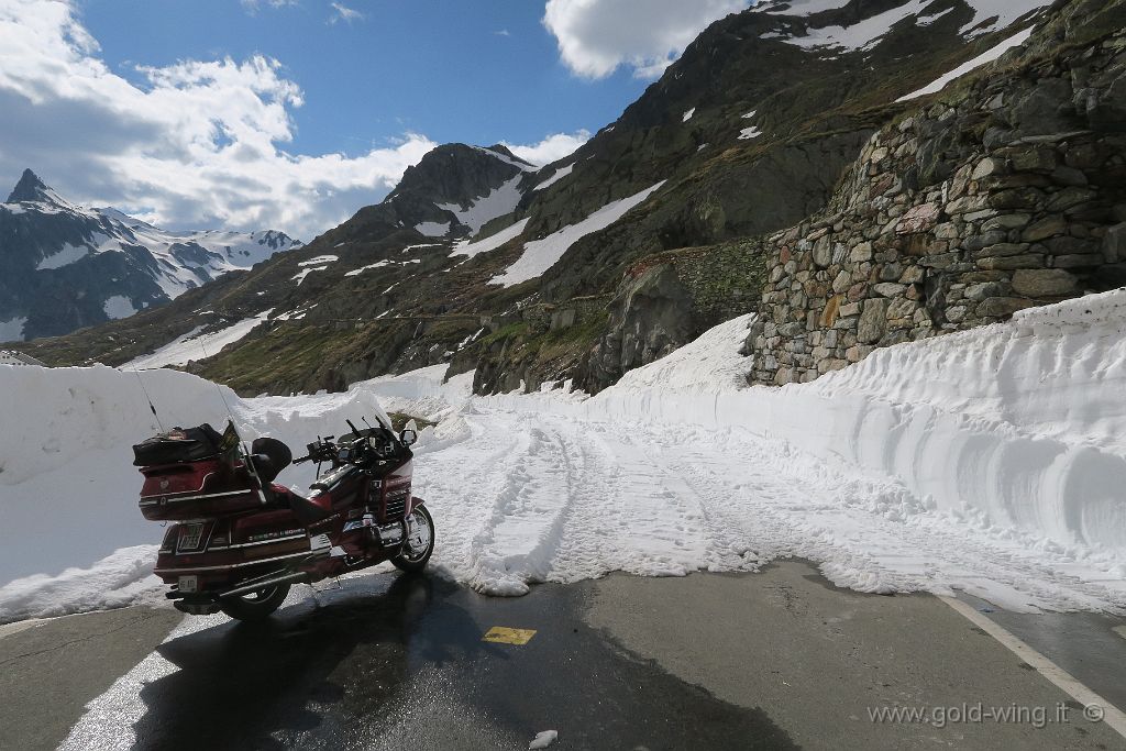 IMG_0360.JPG - Colle del Gran San Bernardo (m 2.473): la discesa verso l'Italia è ancora innevata