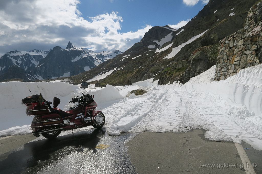 IMG_0361.JPG - Colle del Gran San Bernardo (m 2.473): la discesa verso l'Italia è ancora innevata