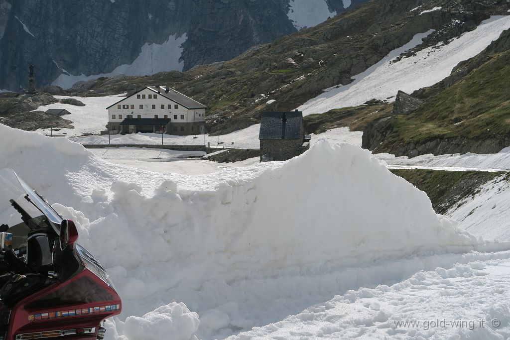 IMG_0362.JPG - Colle del Gran San Bernardo (m 2.473): la discesa verso l'Italia è ancora innevata