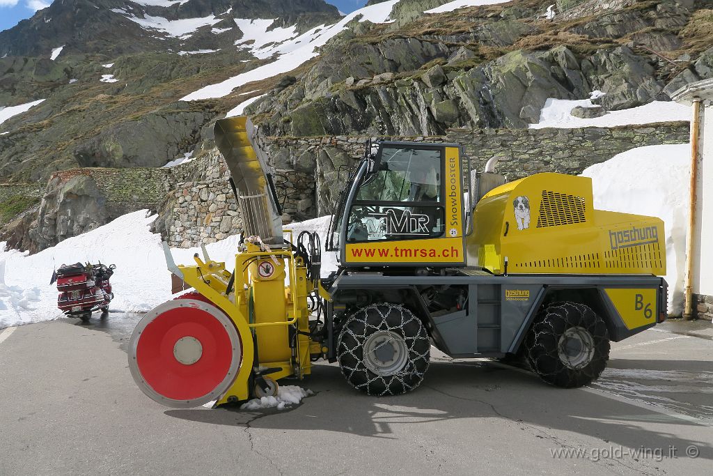 IMG_0363.JPG - Colle del Gran San Bernardo (m 2.473): la discesa verso l'Italia è ancora innevata