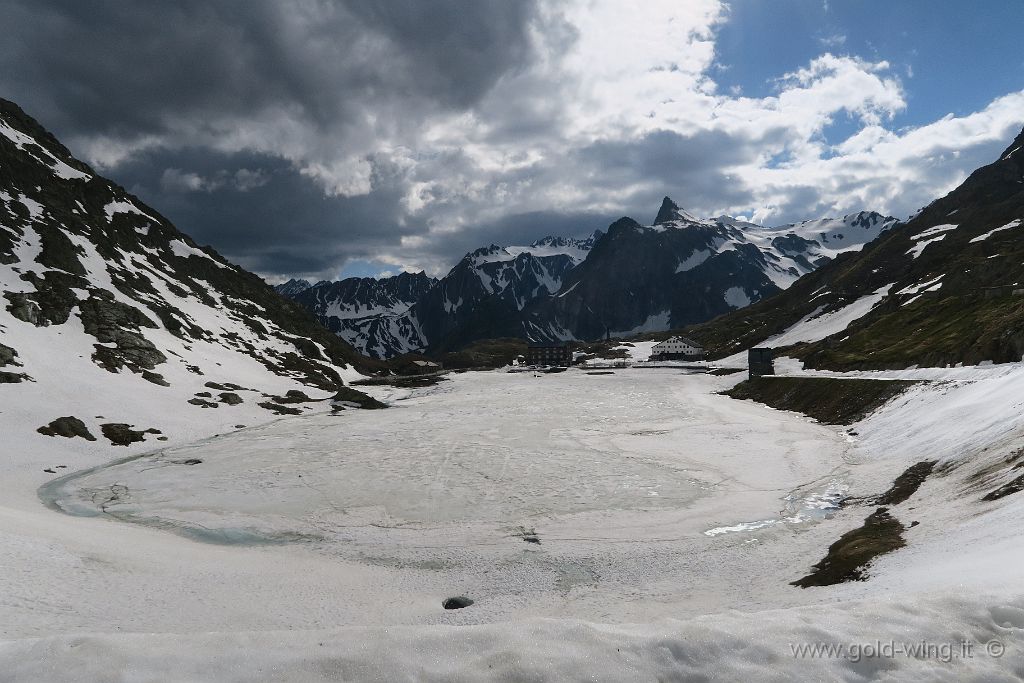 IMG_0364.JPG - Colle del Gran San Bernardo (m 2.473): il lago attraverso il quale passa il confine