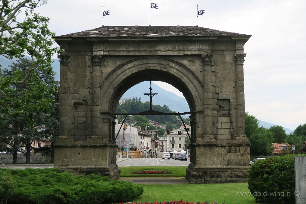 IMG_0438.JPG - Aosta: Arco di Augusto. Sullo sfondo dell'arco si vede il ponte sul Buthier