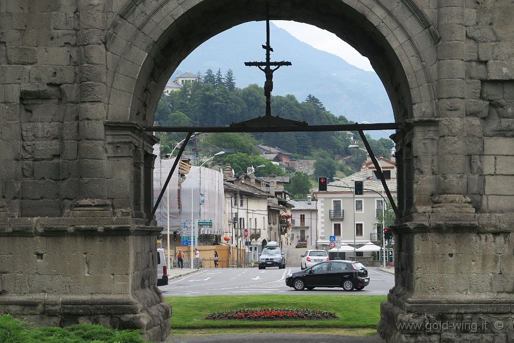 IMG_0440.JPG - Aosta: Arco di Augusto. Sullo sfondo dell'arco si vede il ponte sul Buthier