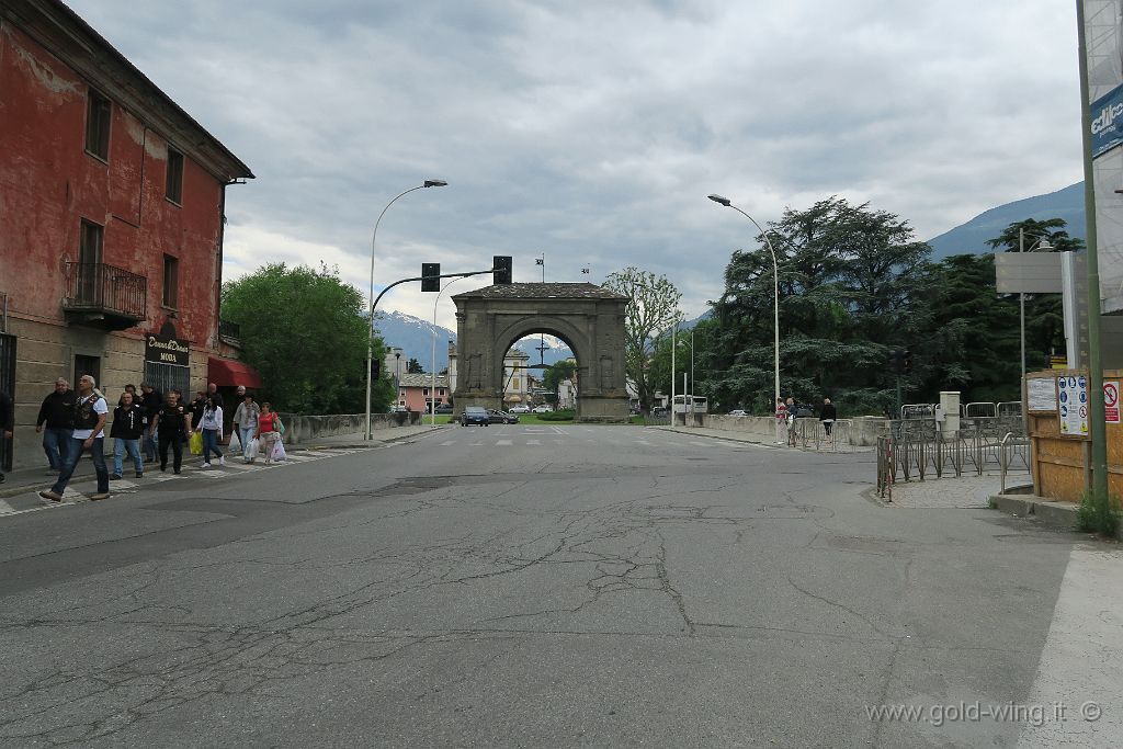 IMG_0442.JPG - Aosta: Arco di Augusto (da est)