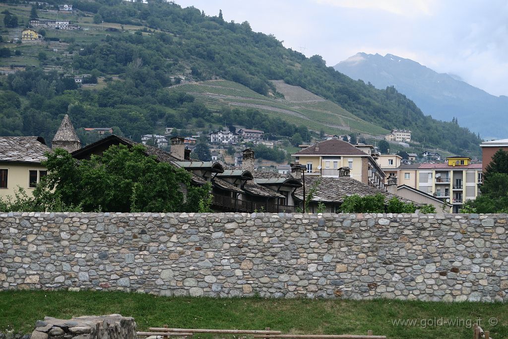 IMG_0508.JPG - Aosta: l'anfiteatro romano, assorbito dal un convento