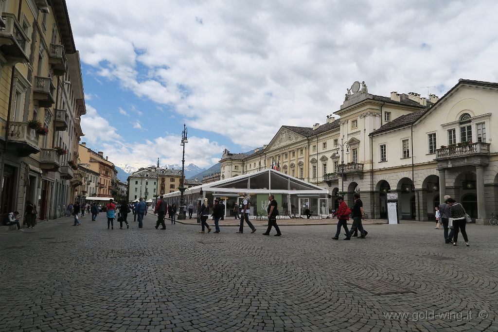 IMG_0522.JPG - Aosta: Piazza Emilio Chanoux (il Municipio a destra)