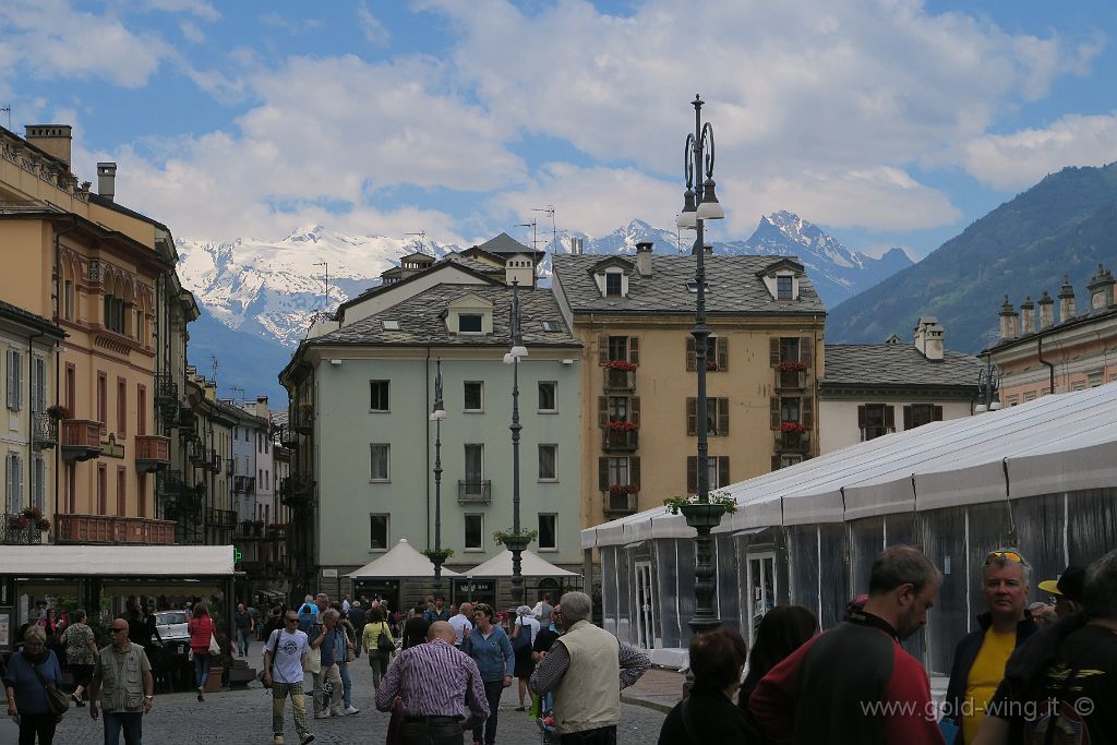 IMG_0527.JPG - Aosta, Piazza Emilio Chanoux: le Alpi sullo sfondo