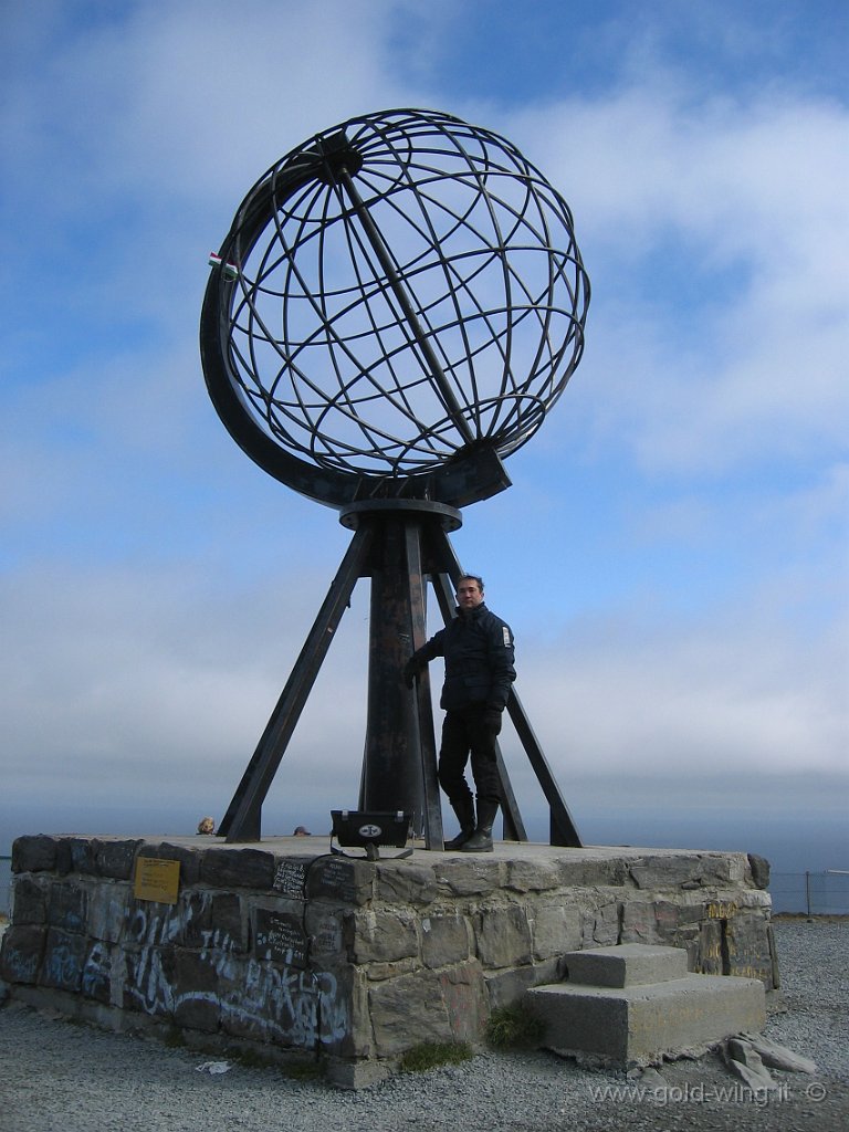 2003-caponord.jpg - Capo Nord in 10 giorni. Nordkapp, 71° 10 21, il mappamondo. 16/25.6.2003. Km 10.589, g. 10