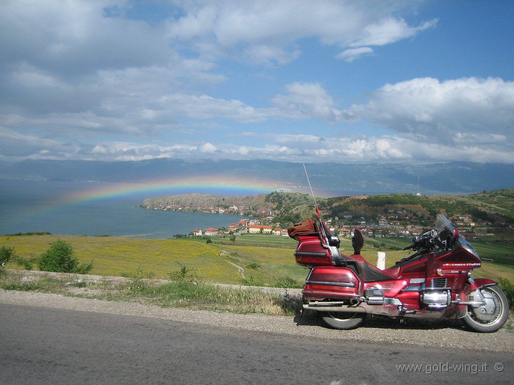 2006-1-albania.jpg - Albania. Arcobaleno Lin, sul lago di Ohrid. 1/5.6.2006. Km 1.640, g. 5