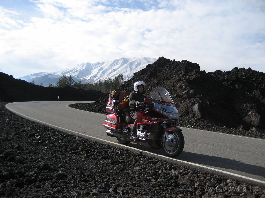 2006-3-sicilia.jpg - Sicilia e Malta. Scendendo dall'Etna, lungo la Mareneve, tra muri di lava (m 1.580). 6/12.12.2006. Km 3.357, g. 7