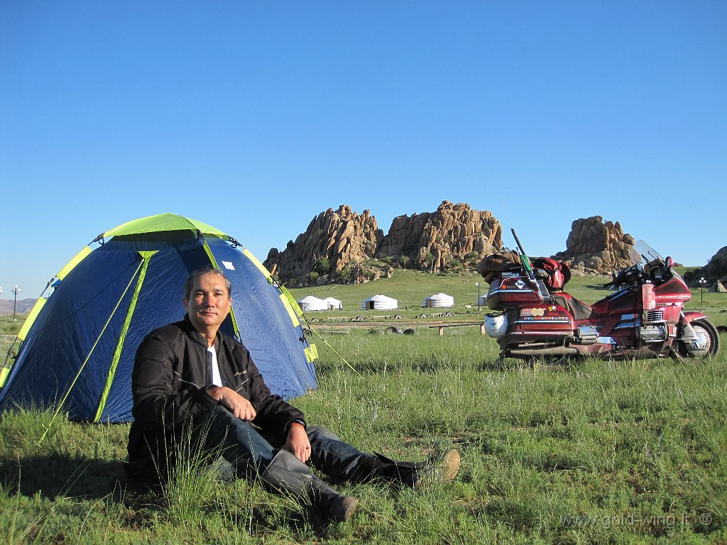 2009-2-mongolia.jpg - Mongolia.Tra Lun e Kharkhorin: tenda e moto nella steppa. 10.6/20.7.2009. Km 24.984. g. 41