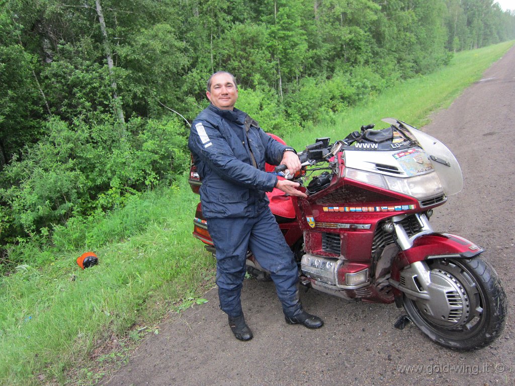 2011-siberia-giappone.jpg - Italia-Giappone e ritorno. Siberia, a est di Novosibirsk, dopo la caduta nel fosso. 3.6/31.7.2011. Km 33.876, g. 59